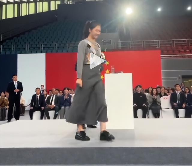 终于知道给马克龙献花的清纯女孩了！女孩身份曝光	，颜值极高太美