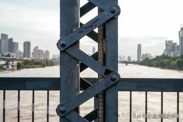 甘肃兰州：兰州两日游之兰州黄河铁桥中山桥夜景醉人 大气磅礴