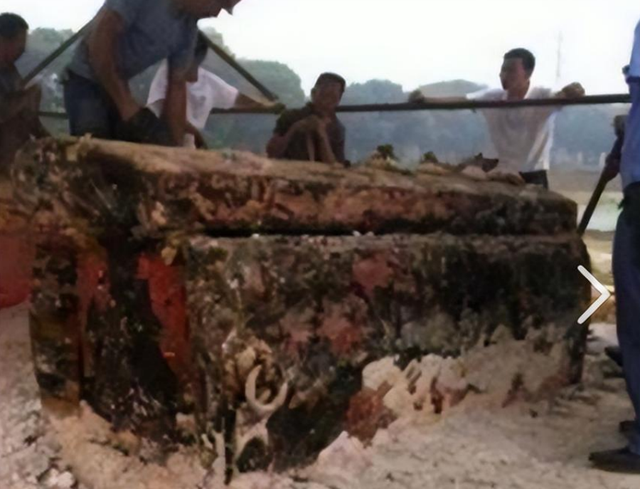 北京挖出大太监李莲英之墓，开棺后	，考古人员被吓得浑身发抖