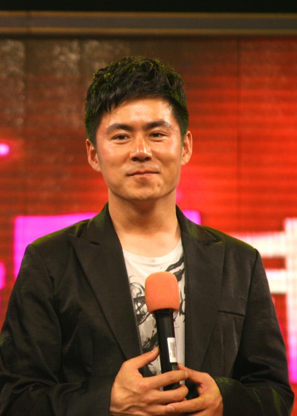 他生于山东，长于台湾，成名于新加坡，娶小14岁妻子愿恩爱到老