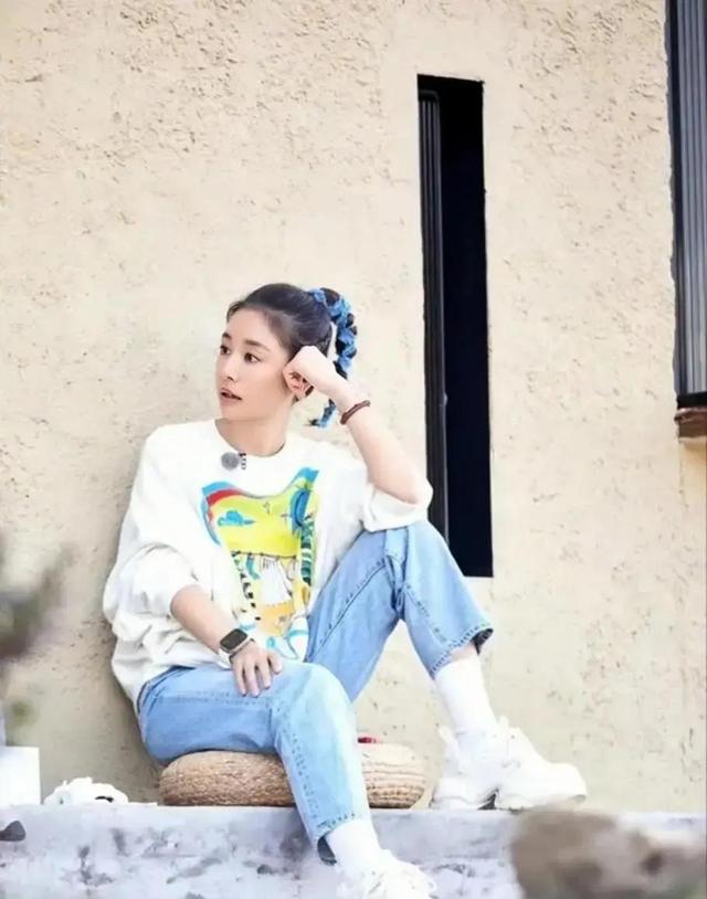 看了林心如的穿搭，我悟了：卫衣不配阔腿裤、短靴，才更洋气减龄