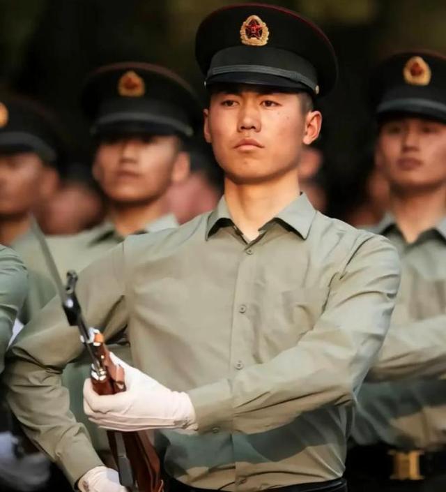 阅兵结束10天，“最帅升旗手”张自轩被骂10天！如今他后悔了吗?