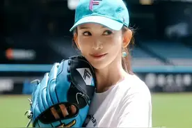 50岁林志玲在北海道为棒球比赛开球，白T牛仔裤好少女，花期好长图片