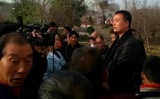 成本2毛骗农民200亿，花1亿请赵本山代言，创始人下场大快人心