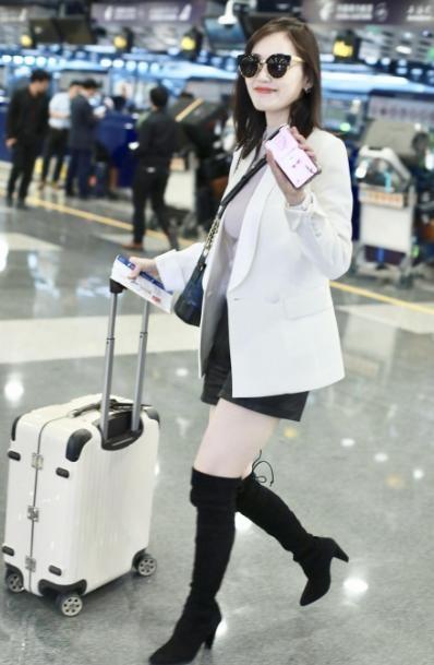 马蓉离开王宝强9年后更美了，走机场不忘秀玉女腿，越活越像明星