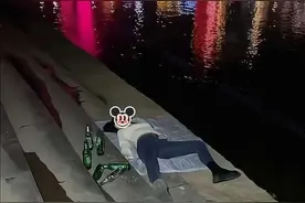 女子躺在河边借酒消愁，路过的男子上前交谈：实在不行就嫁给我图片