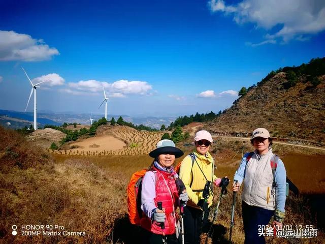 新年登高、祈愿美好,攀登富民金铜盆山,我们用徒步迎接2026