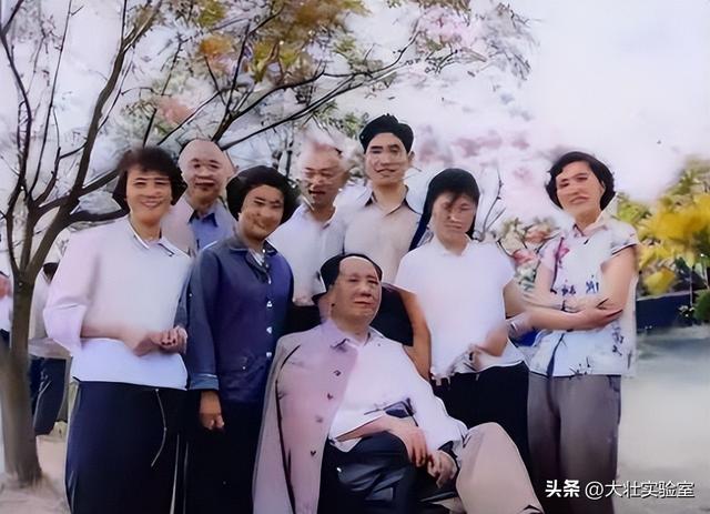 毛主席的机要秘书谢静宜有多美？长相甜美可爱，当过北京市委书记