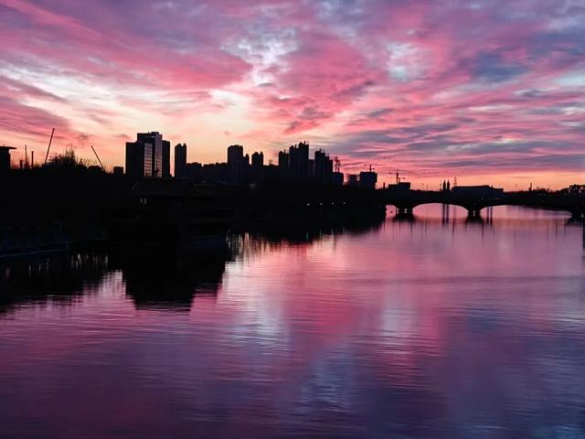 彩霞漫天！今晨的北京，真好看