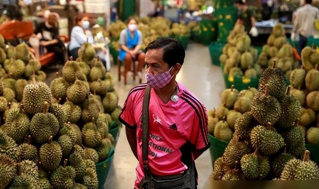 泰国大量水果腐烂，因为摊上的一句中文，中国游客：自己留着吧