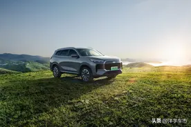 10万级混动SUV谁最值？4.9L油耗+7座+五星安全，老司机都推它图片