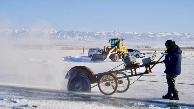 巴里坤县进入采冰季 优质冰源助力冰雪文化旅游活动