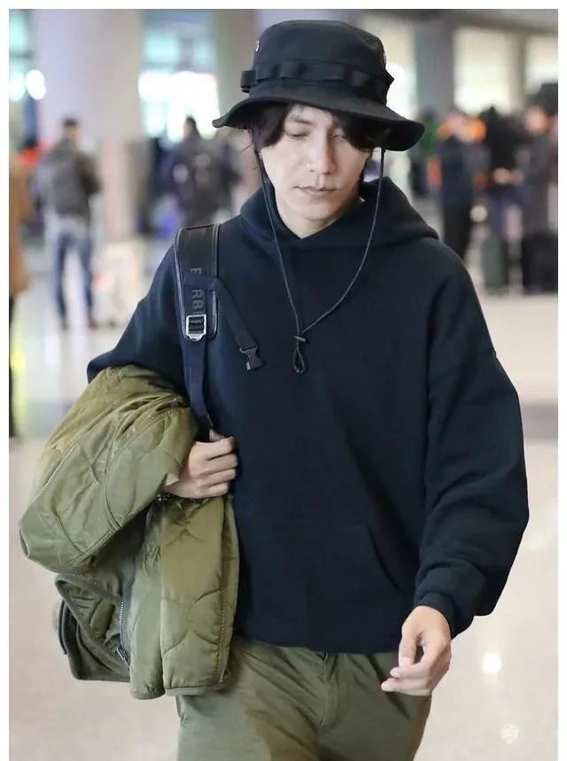 陈坤的儿子已成年，容貌开始显现母亲的基因，你们能认出像谁吗？