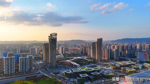 四川近期成为焦点的四线城市，坐拥12所高校，还堆着多处免费景点
