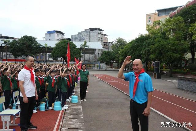 75岁梁戈亮今定居北京，是北大医学部教授，曾让癌症寡母活到81岁