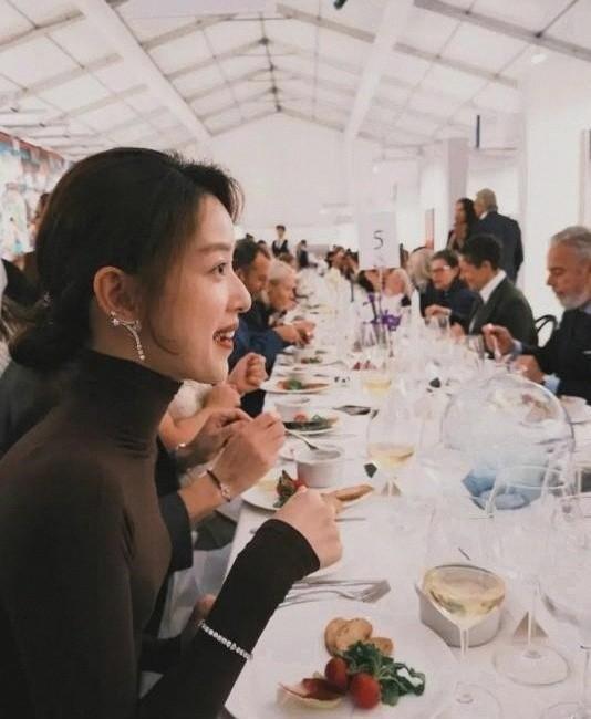 十年婚姻成笑谈？32岁章泽天再度官宣喜讯，刘强东成为“过去式”