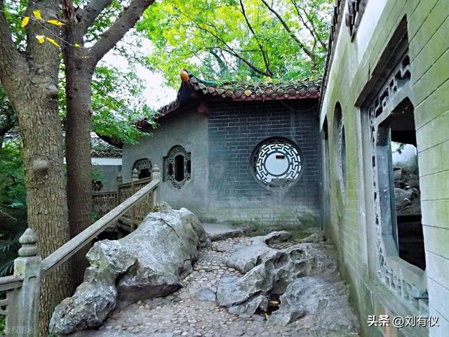 旅途中遇到惊喜，奖励自己一顿丰盛的晚餐，放松的状态真好