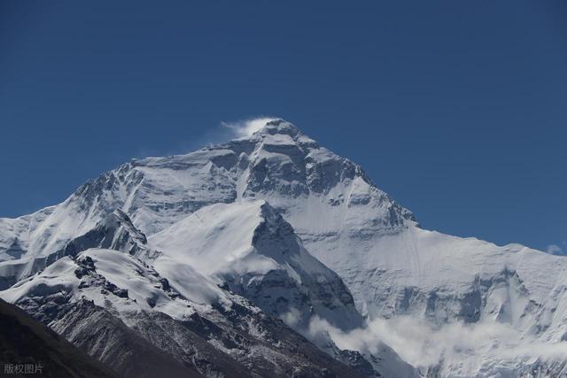 一名男子在成功登顶珠峰后，在下撤途中被夏尔巴向导多次抛弃！