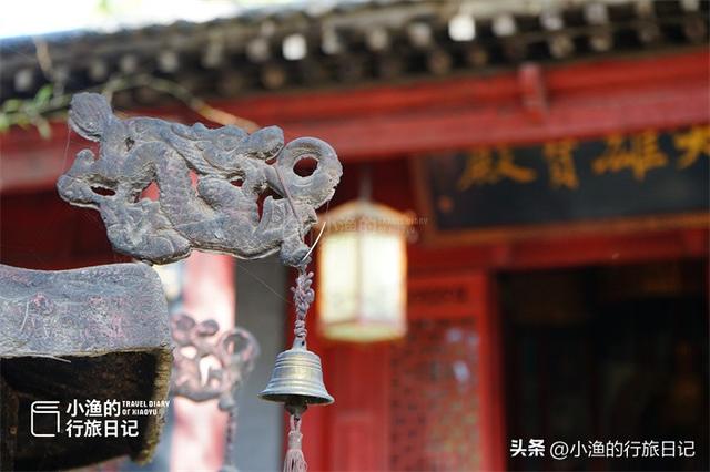 藏在秦岭的“最小”寺庙，只剩一进大殿，一棵古树占了半个院子