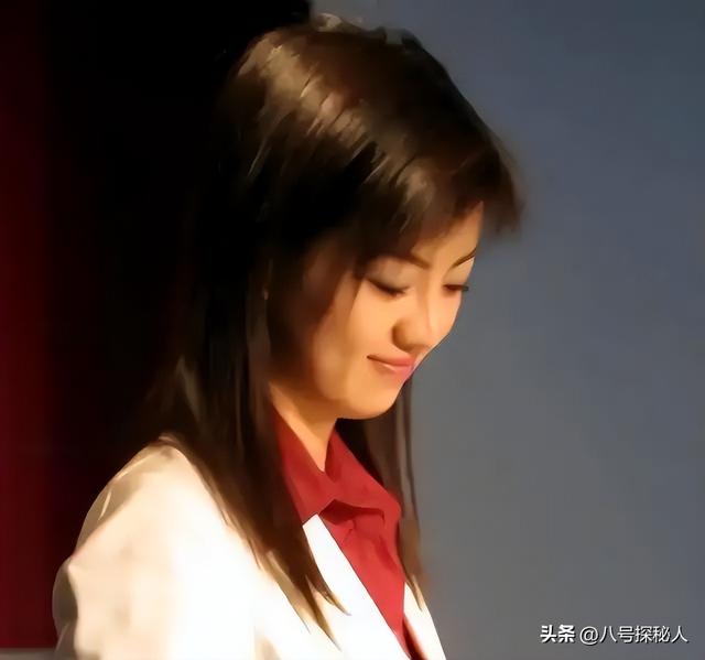 她和撒贝宁同居多年，却转身投入富家怀抱，没想到现在竟沦落至此