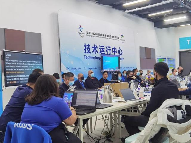 WAIC唯一指定C位，AI「国家队」又赢麻了！秒懂Hinton伦敦腔