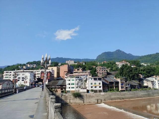 沿合（江）习（水）公路，跨越川黔边界