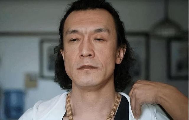 时隔多年李咏死因被揭开，妻子哈文道破真相，难怪选择葬身美国