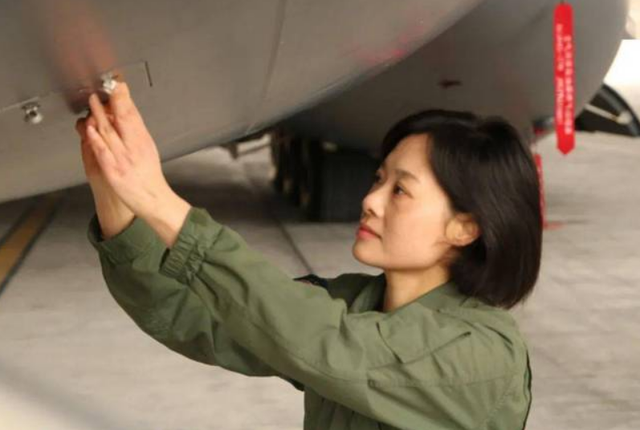 阅兵女机长身份曝光！私生活被扒牺牲太大，老公不简单，央视点名