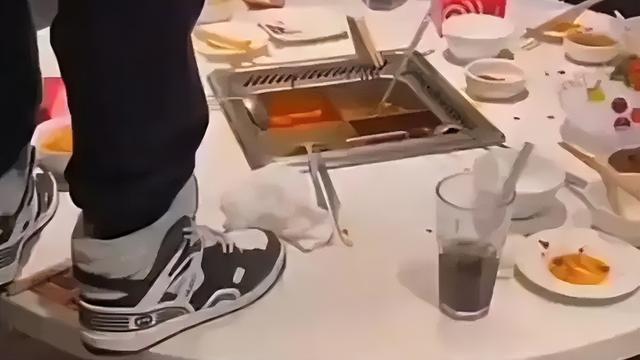 张勇亲自下场	，海底捞学老干妈自救？