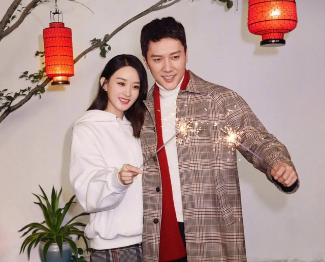 男演员冯绍峰被曝新恋情，女方是中戏才女周麟嘉，神似赵丽颖
