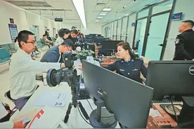 政务“不打烊”延时解民忧 乌鲁木齐市高新区（新市区）政务服务中心推出节假日延时服务图片