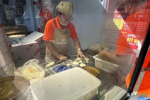 在库车东湖畔吃当地的网红煎包,竟然是妥妥的江南风味,太神奇了