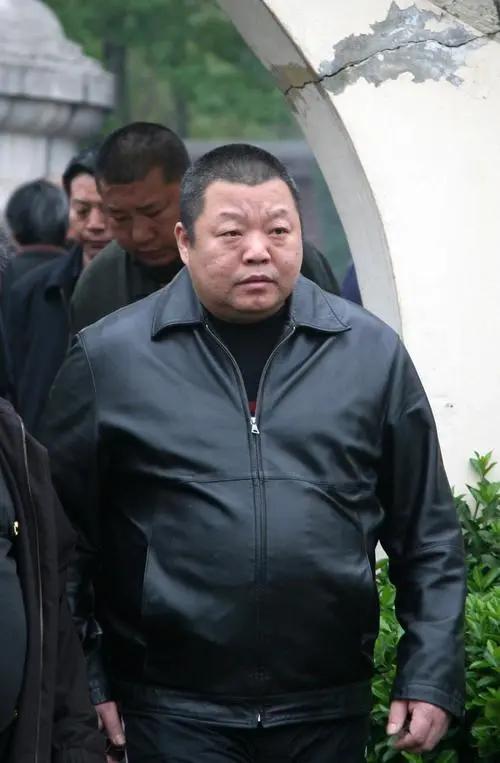 6上春晚，与恩师同居后怀孕，被骗流产，如今57岁准备孤独终老