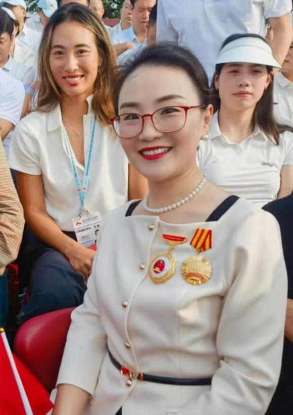 13位奥运冠军现场观看阅兵，汪顺戴着奖牌，马龙的“合照”太特殊