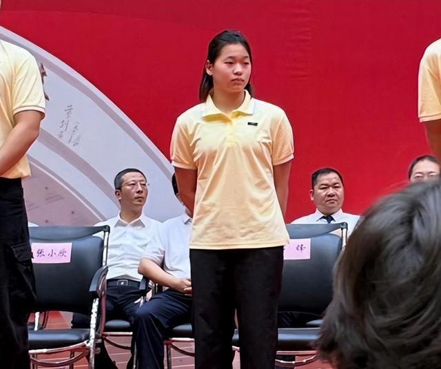 一个月没露面，全红婵变化惊人，脸颊消瘦、双眼无神，让人好心疼