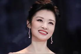 二婚嫁大8岁亿万富翁，曾经的央视美女主持人，56岁成人生赢家图片