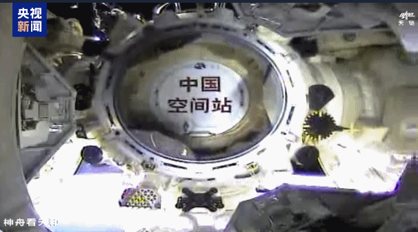 技不如人？神十九回家，中国航天员出舱抬着走，美国的却能走出来