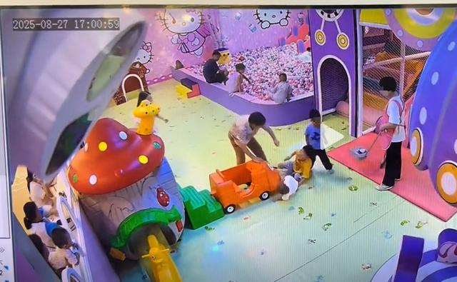 5岁男童撞倒1岁半幼童 警方介入