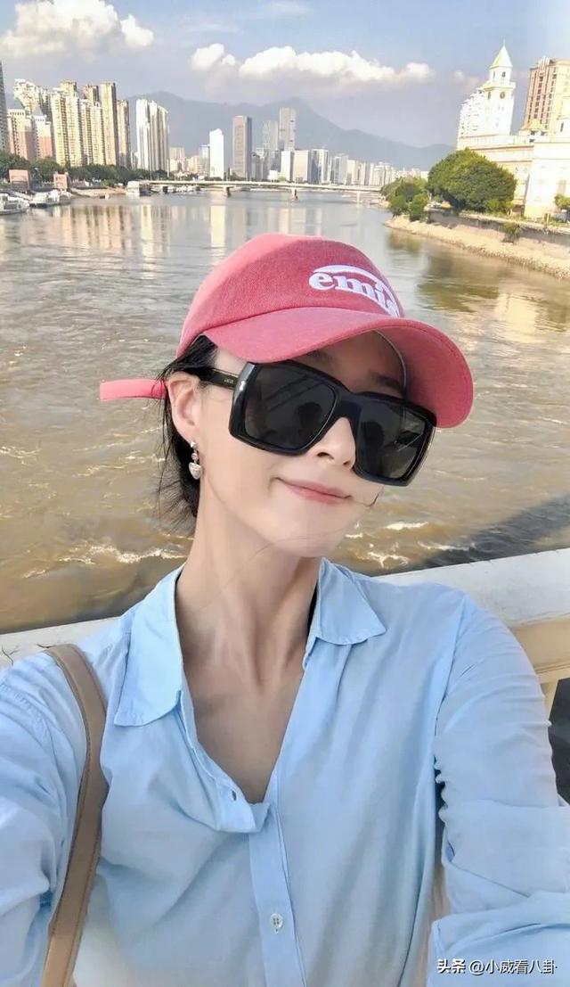 42岁蒋欣生活照瘦成“纸片人”，大热天美美出游，筷子腿抢镜！