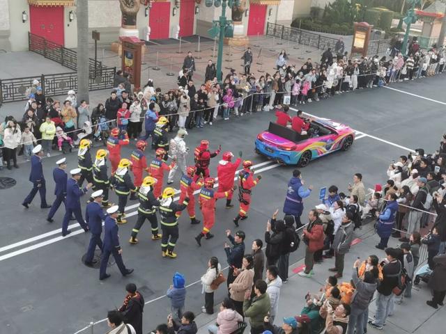 【我们的环球嘉年华】当花车巡游遇上逆行英雄！北京环球度假区上演最“燃”消防宣传
