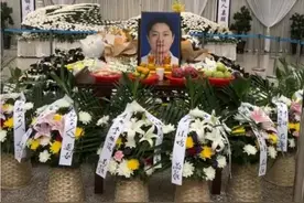 李晟医生遗体告别仪式，女儿花圈摆最中间，妻子崩溃大哭，太痛心图片