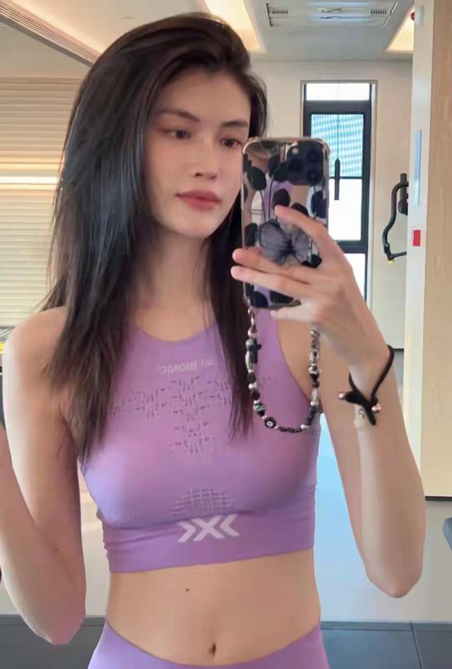 何穗健身照曝光，身材前凸后翘 不愧是顶级超模 难怪陈伟霆会被拿下