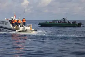 菲特种兵被缴枪后，中国海警当场对菲人员下令，菲方军人只得听命图片