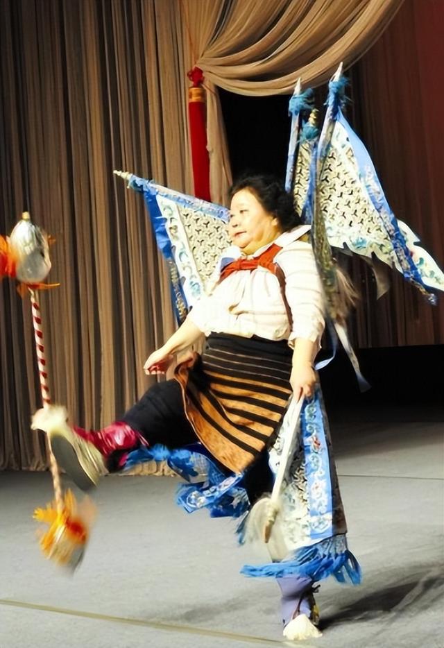 吃里爬外，永不回国？她带领30名演员选择留美，如今年过花甲归来