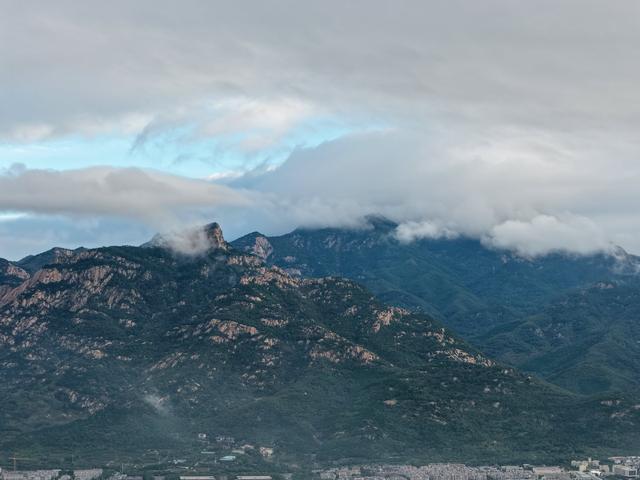 云海漫泰岳，水墨染岱宗