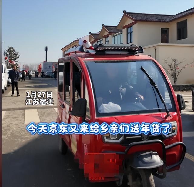 刘强东给老家送年货现场曝光，令人恶心的一幕出现，当场被人制止