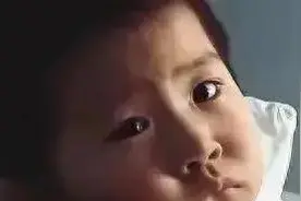 上海4岁小女孩在门诊大厅等去上厕所的爸爸，直到去世她都没等到图片