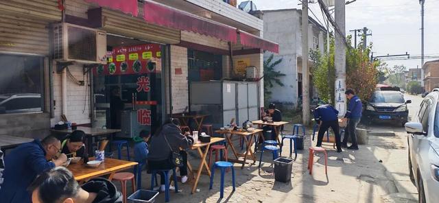 长安东曹村，帝王陵园里的面馆吃油泼三合一