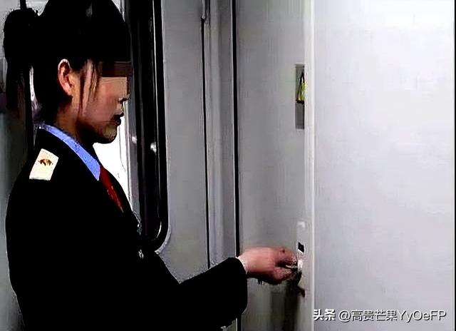 火车上“爸爸”带女儿进厕所，30分钟没出来，乘务员开门后怒了