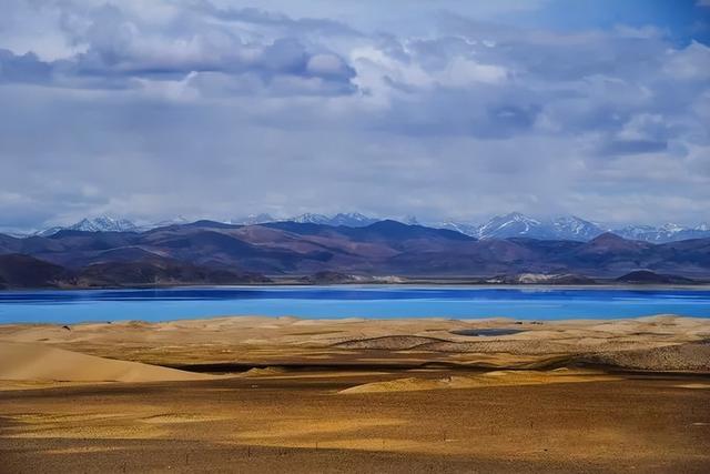 沙漠与湖泊相拥！西藏这片五彩沙丘美到犯规